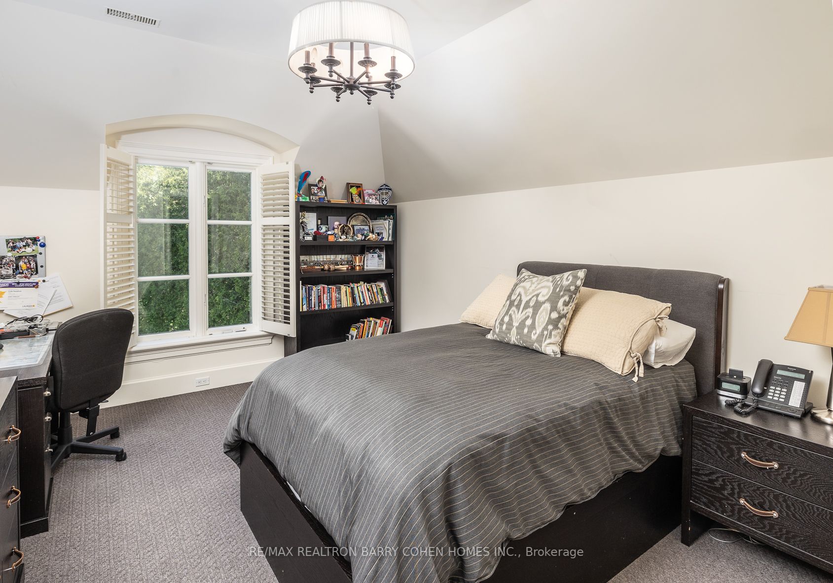 102 Sandringham Dr