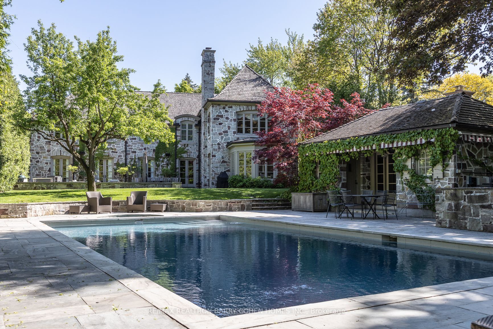 102 Sandringham Dr