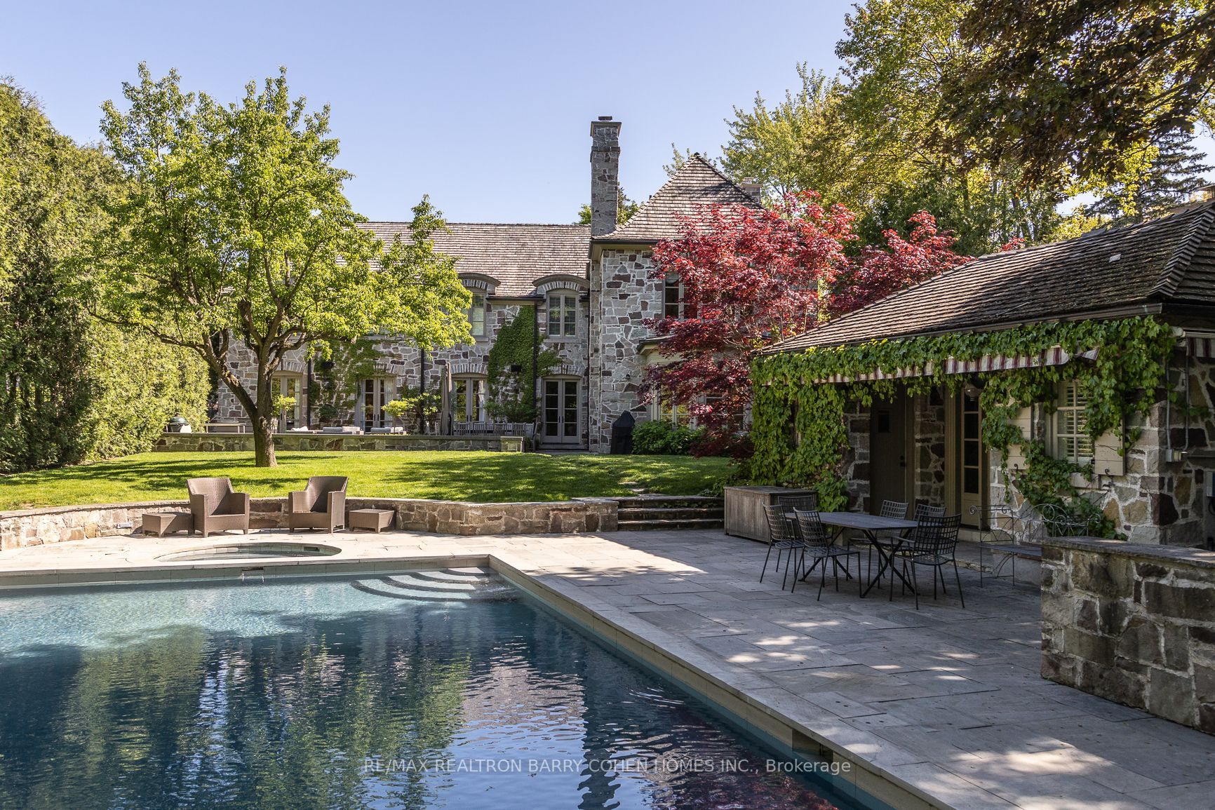102 Sandringham Dr