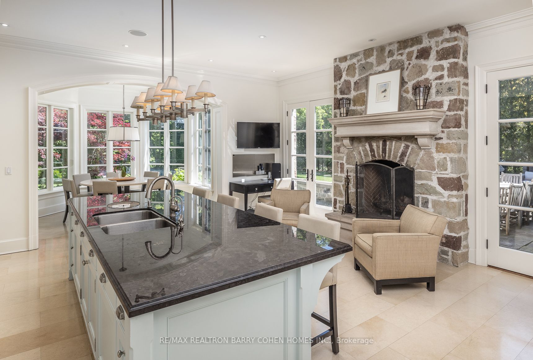 102 Sandringham Dr
