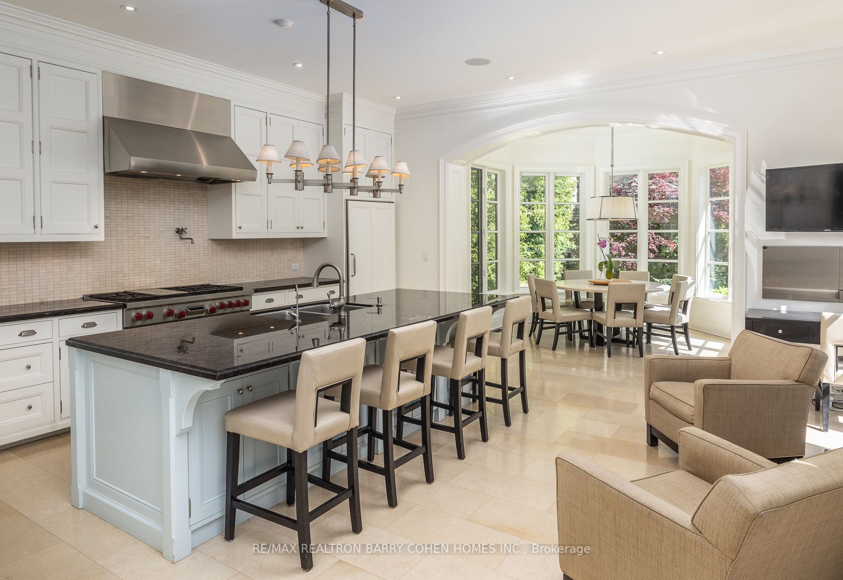102 Sandringham Dr