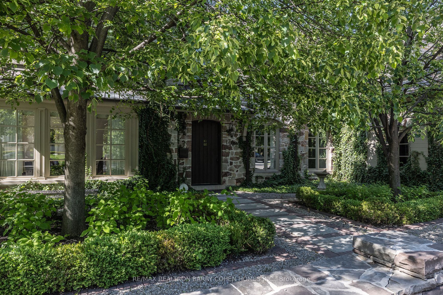 102 Sandringham Dr
