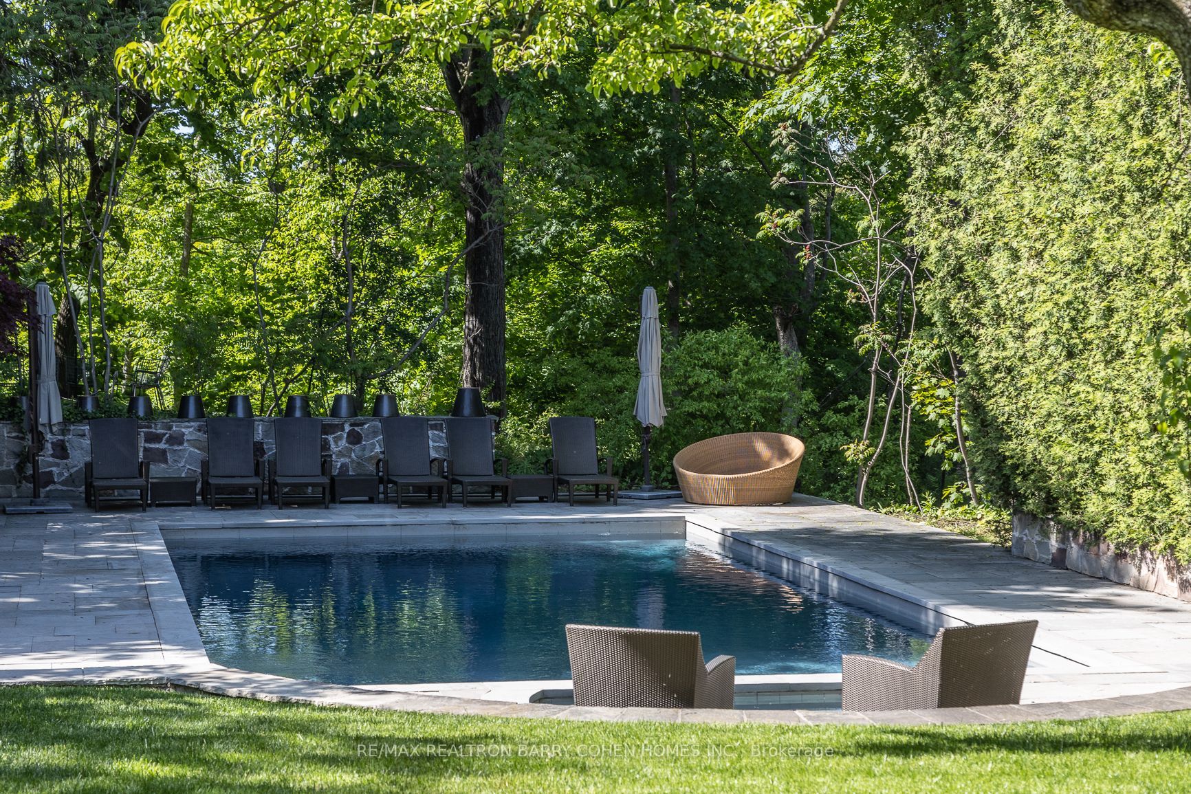 102 Sandringham Dr