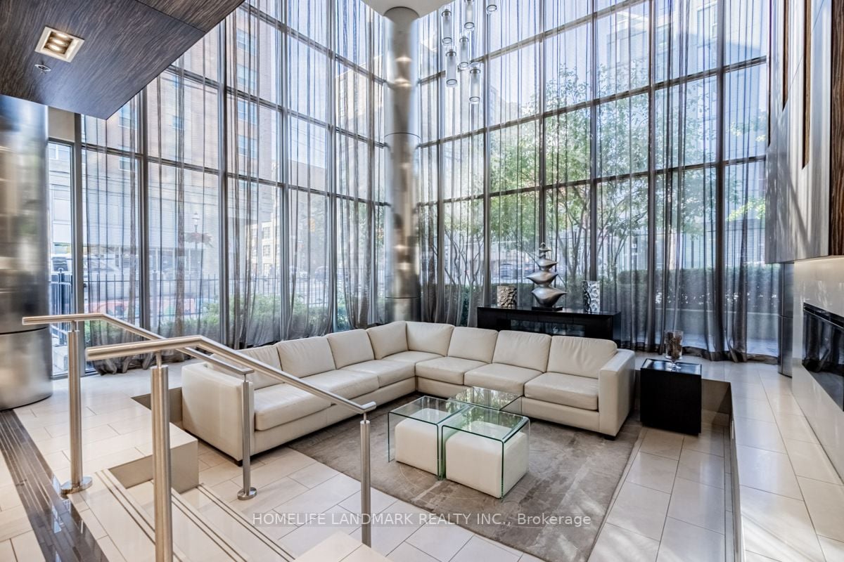 320 Richmond St E, #317