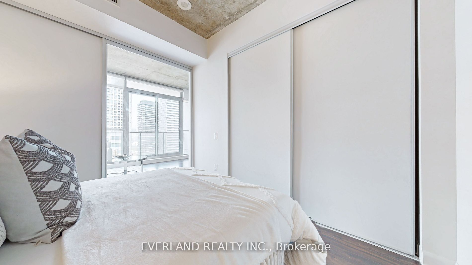 375 King St W, #2408