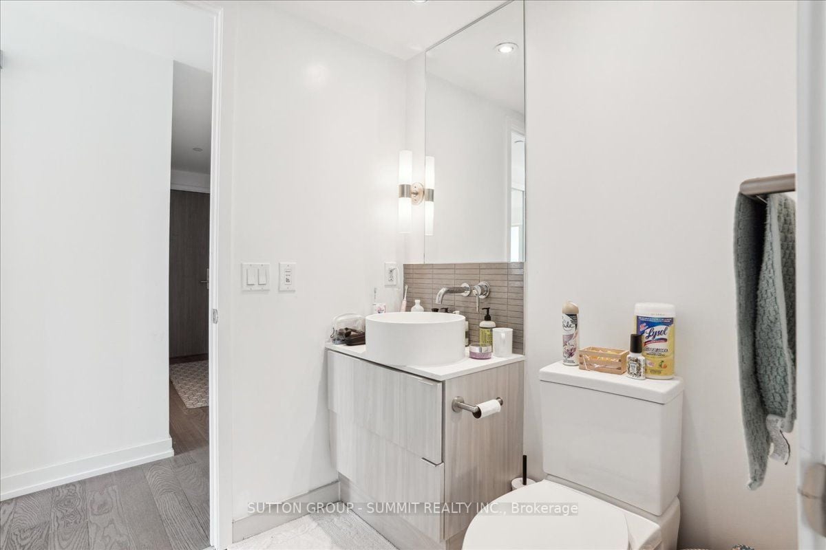 161 Roehampton Ave, #1010