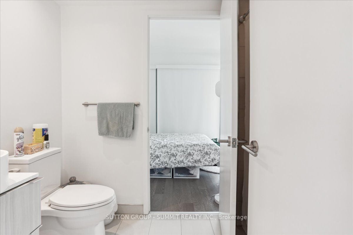 161 Roehampton Ave, #1010