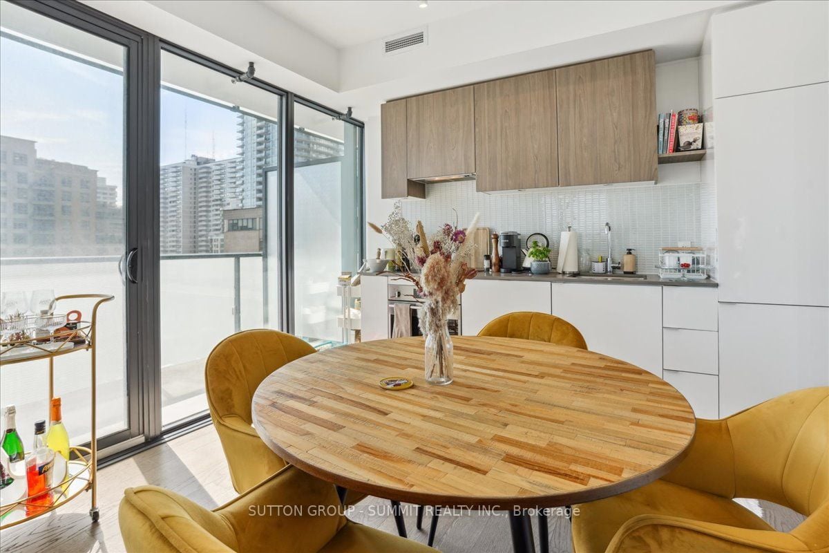 161 Roehampton Ave, #1010