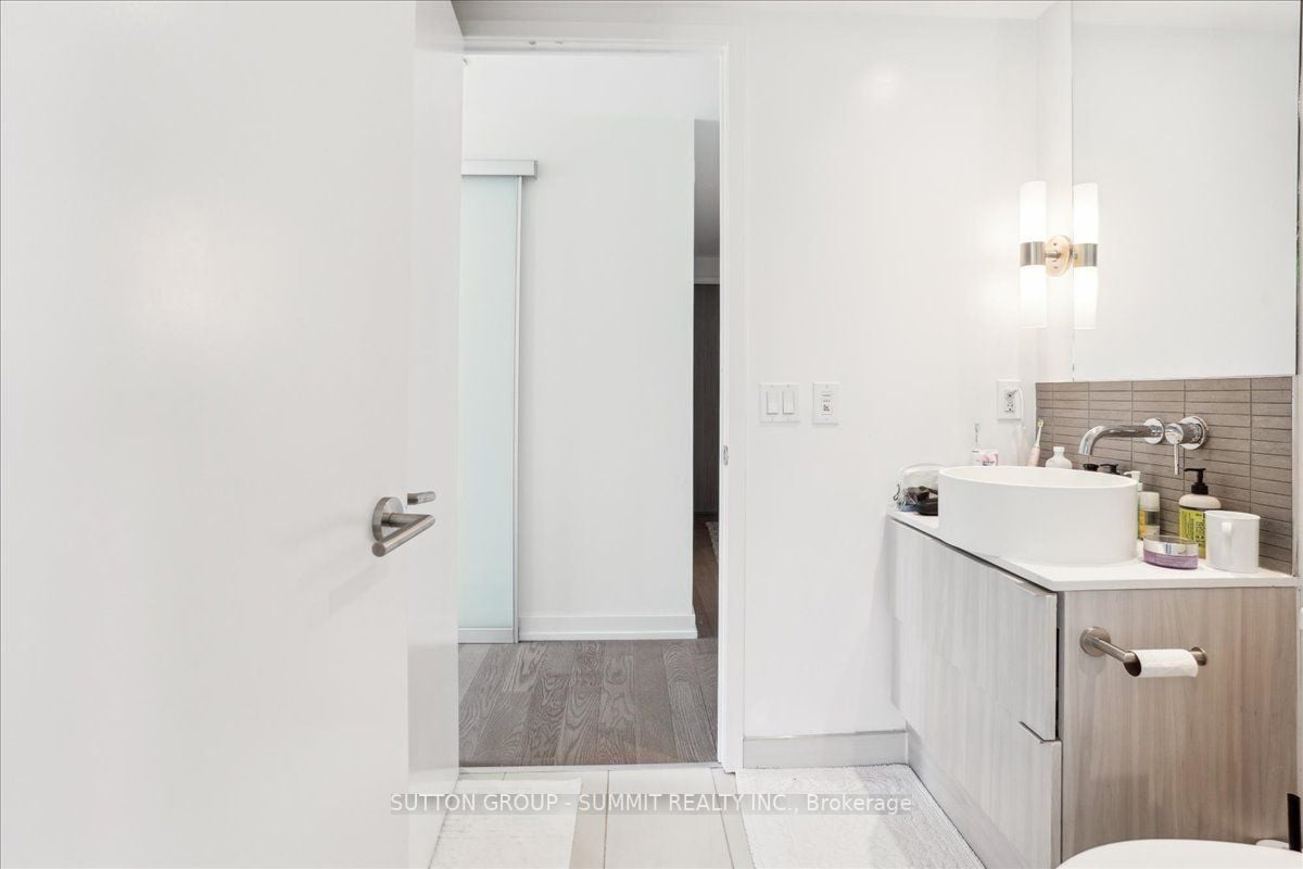 161 Roehampton Ave, #1010