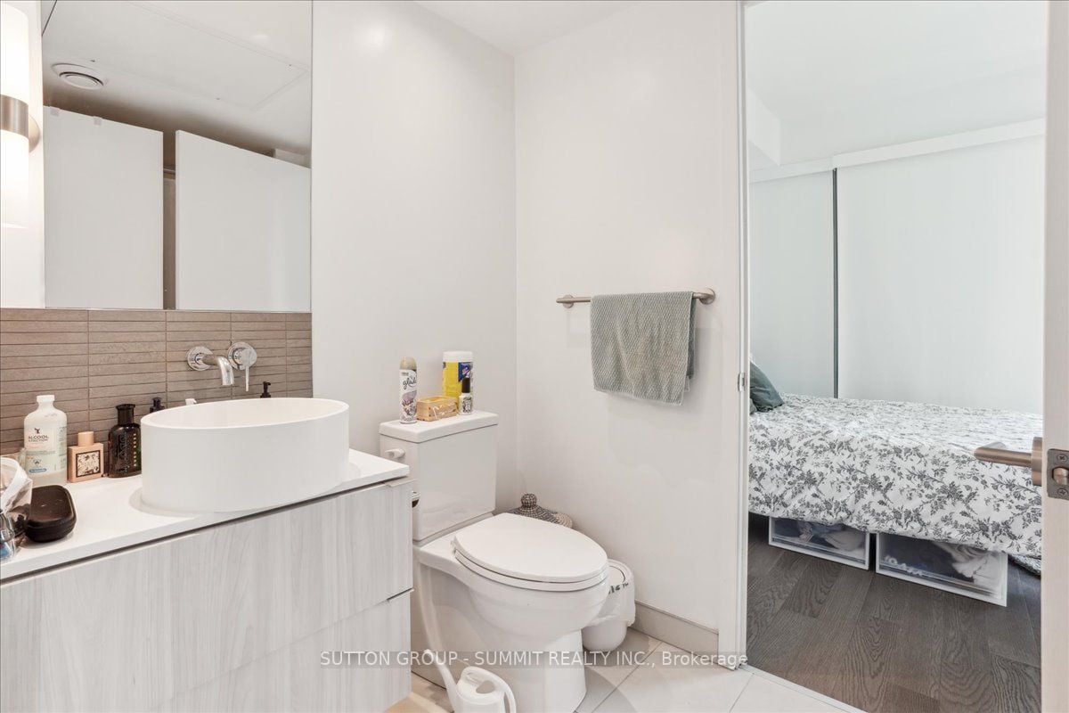 161 Roehampton Ave, #1010