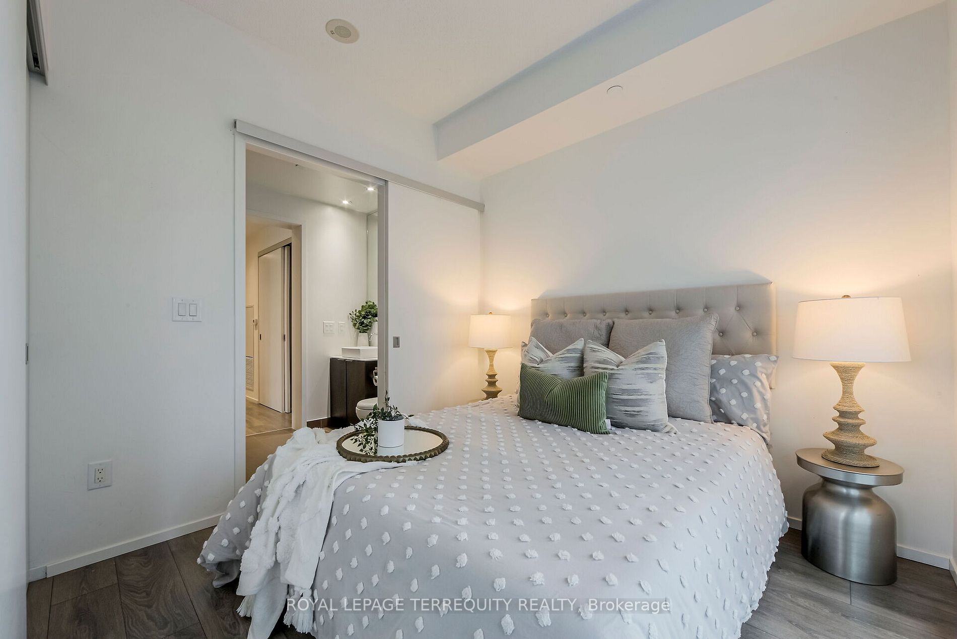 159 Dundas St E, #1601