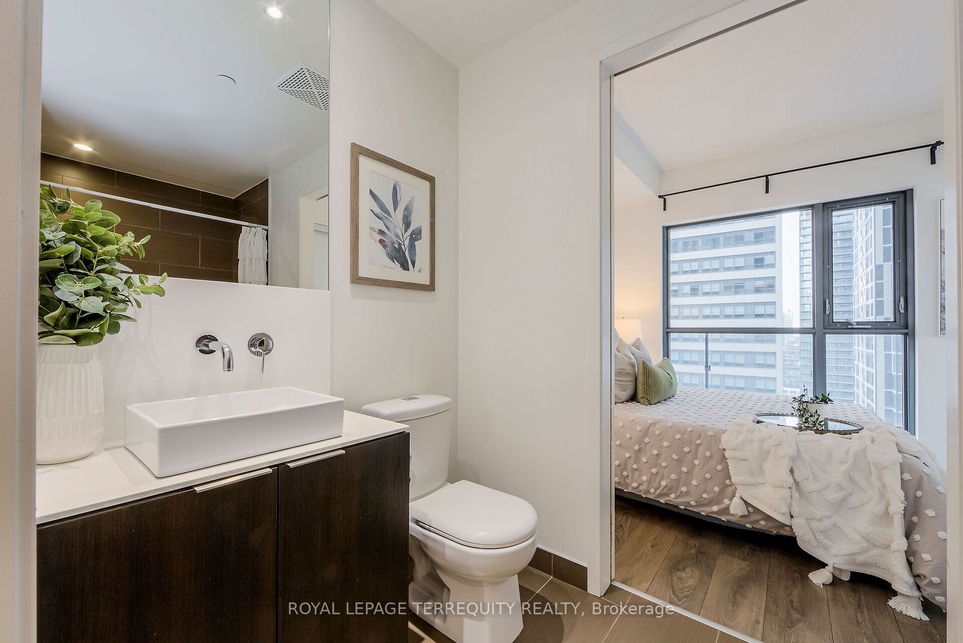 159 Dundas St E, #1601