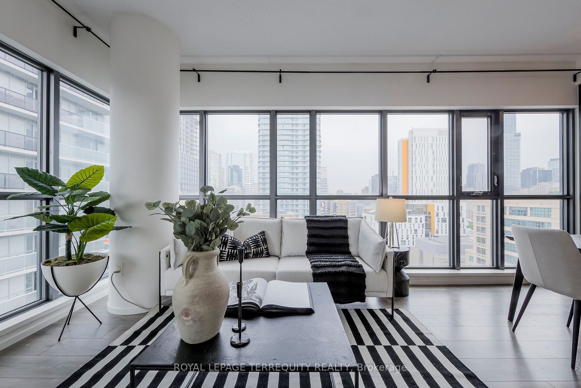 159 Dundas St E, #1601