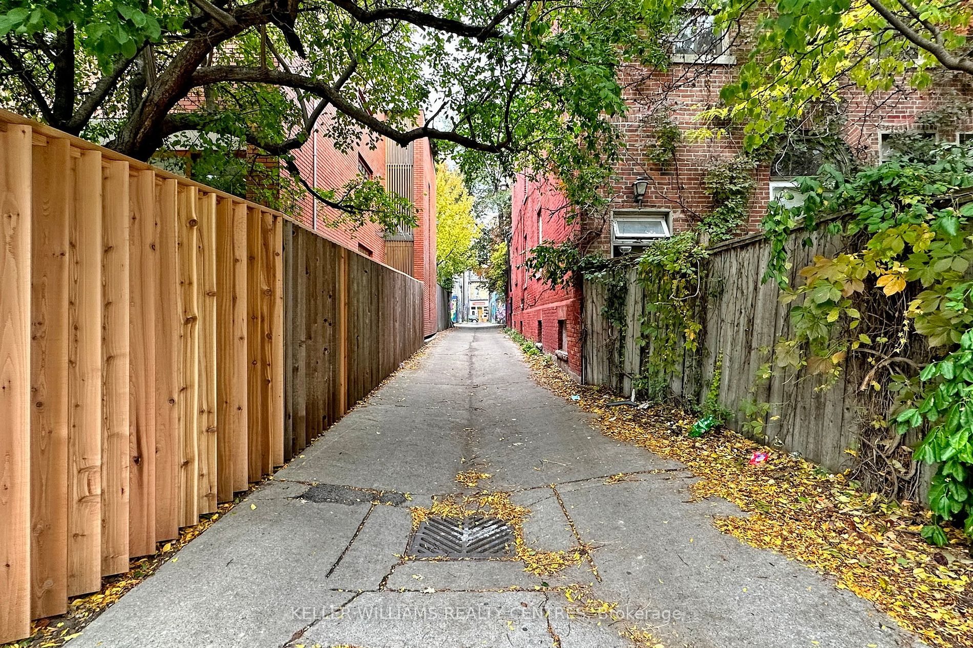 692 Richmond St W