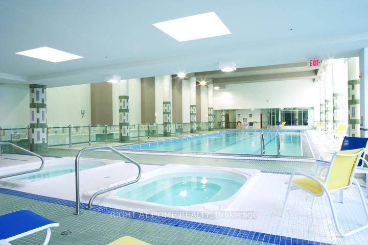 16 Yonge St, #803