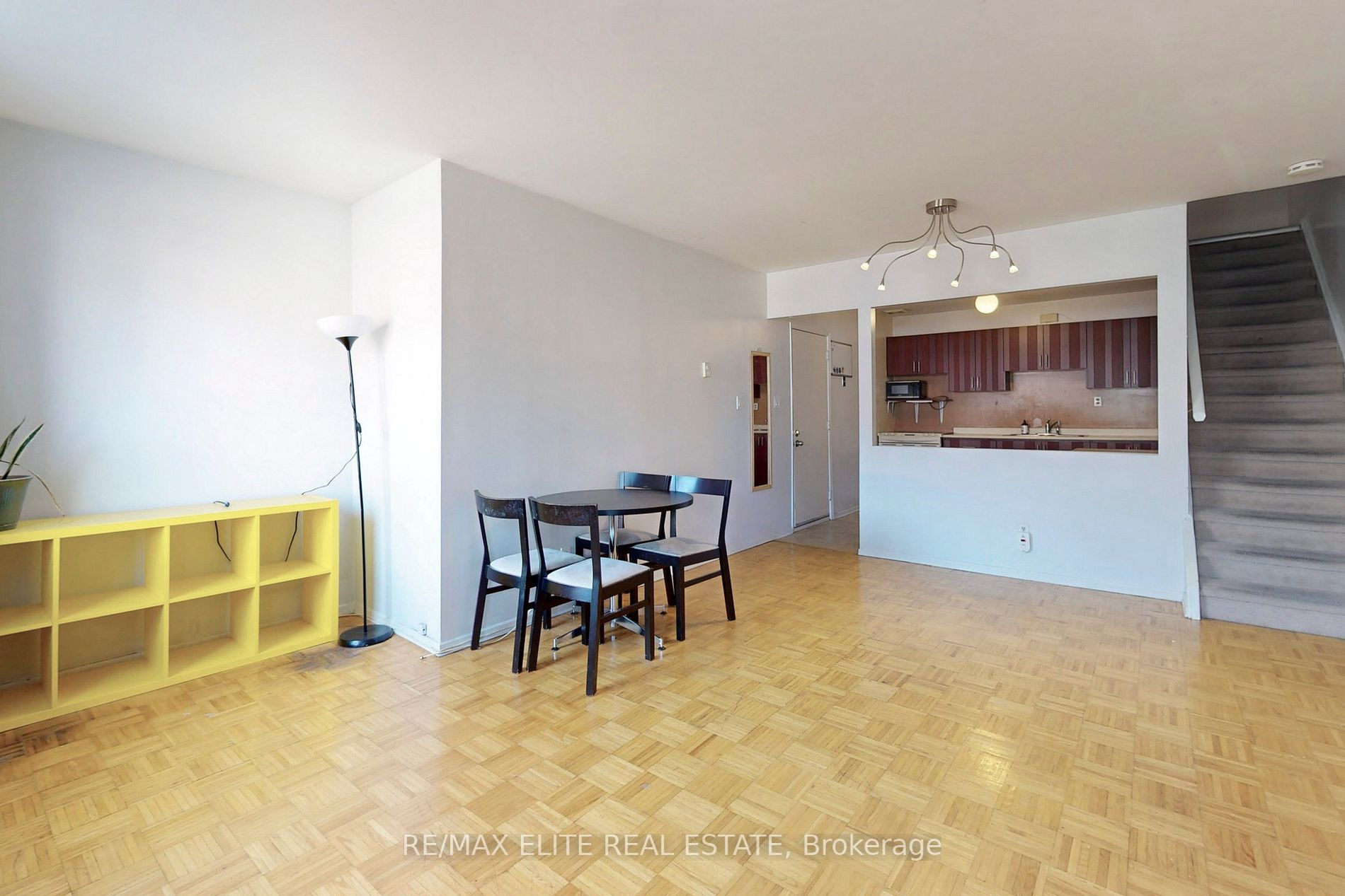 2582 Yonge St