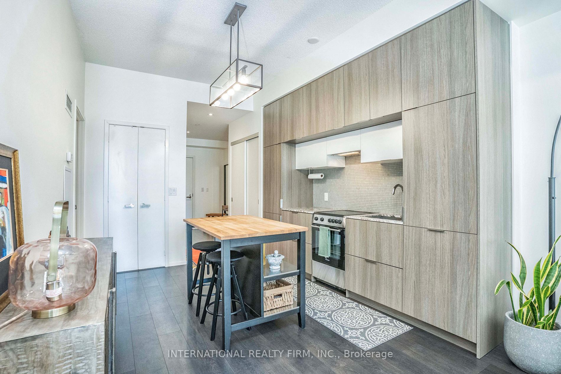 159 Dundas St E, #403