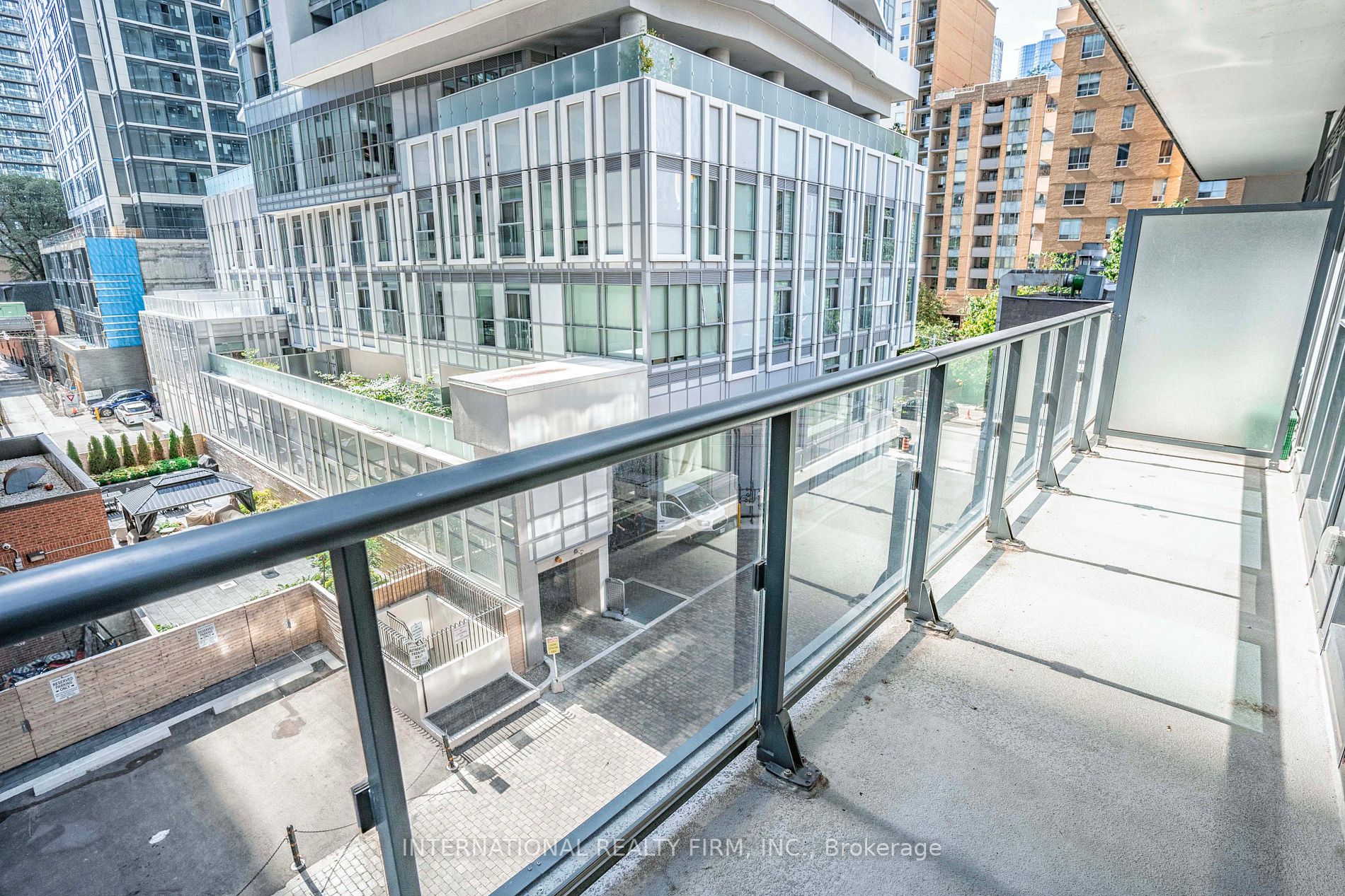 159 Dundas St E, #403