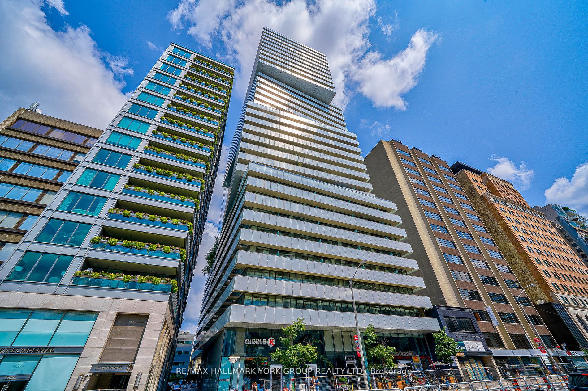 200 Bloor St W, #2706