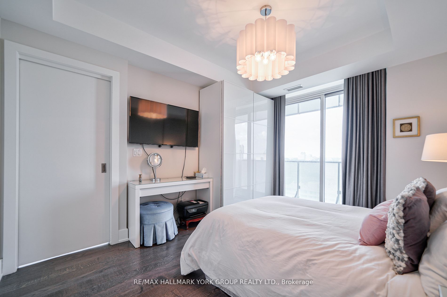 200 Bloor St W, #2706