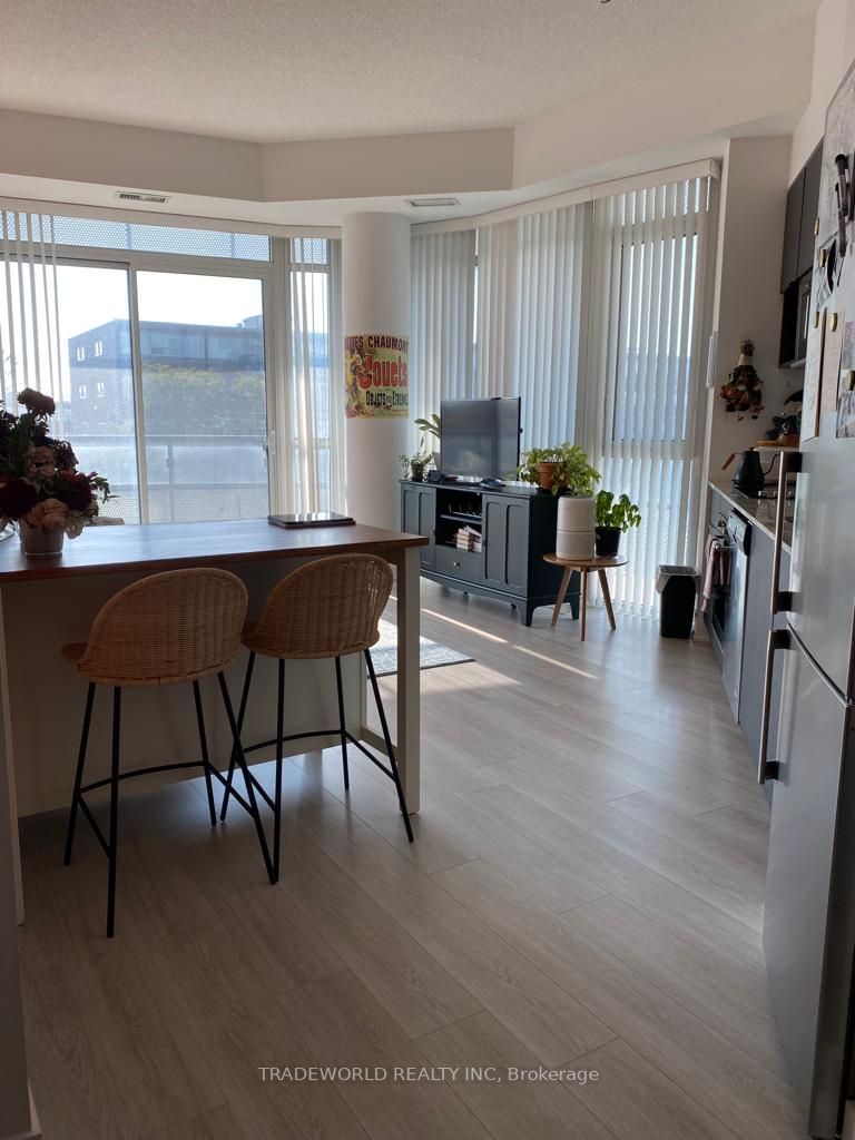 99 The Donway W, #404