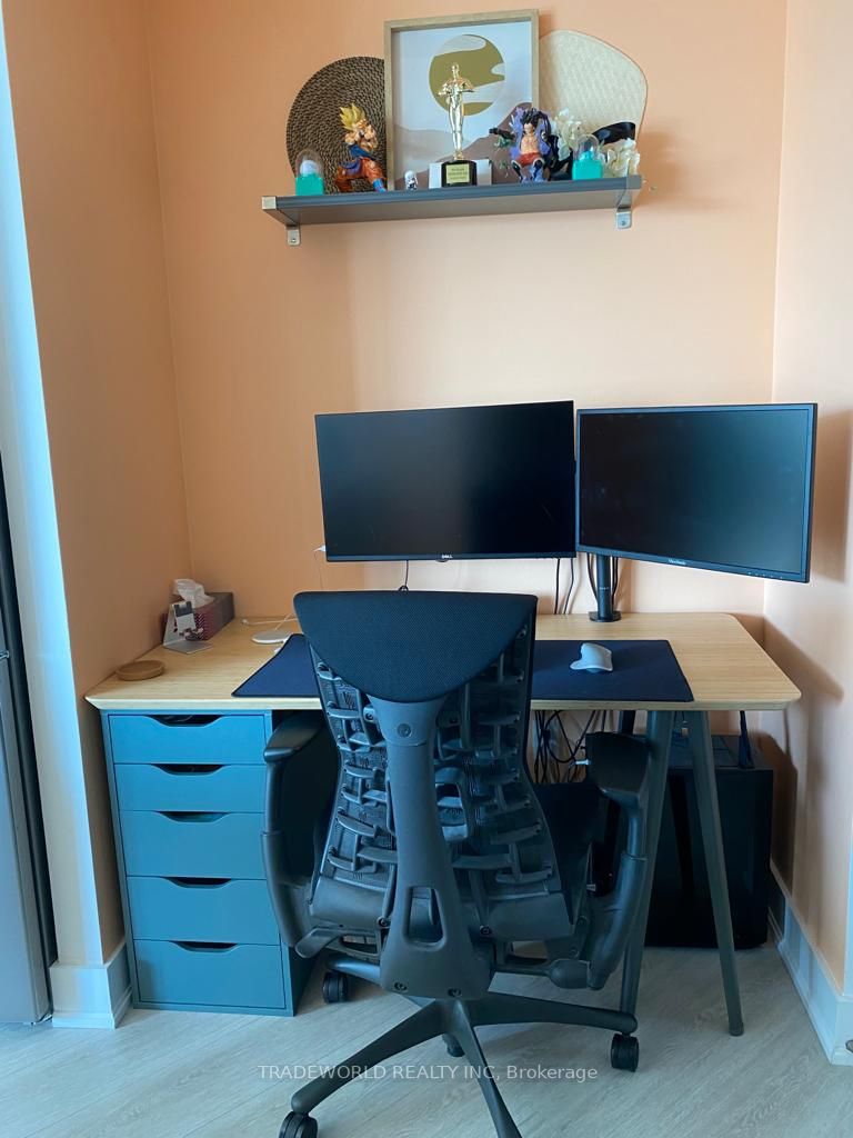 99 The Donway W, #404