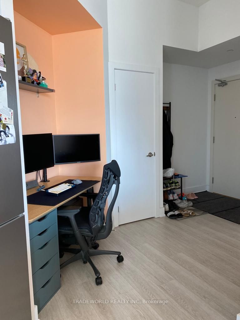 99 The Donway W, #404