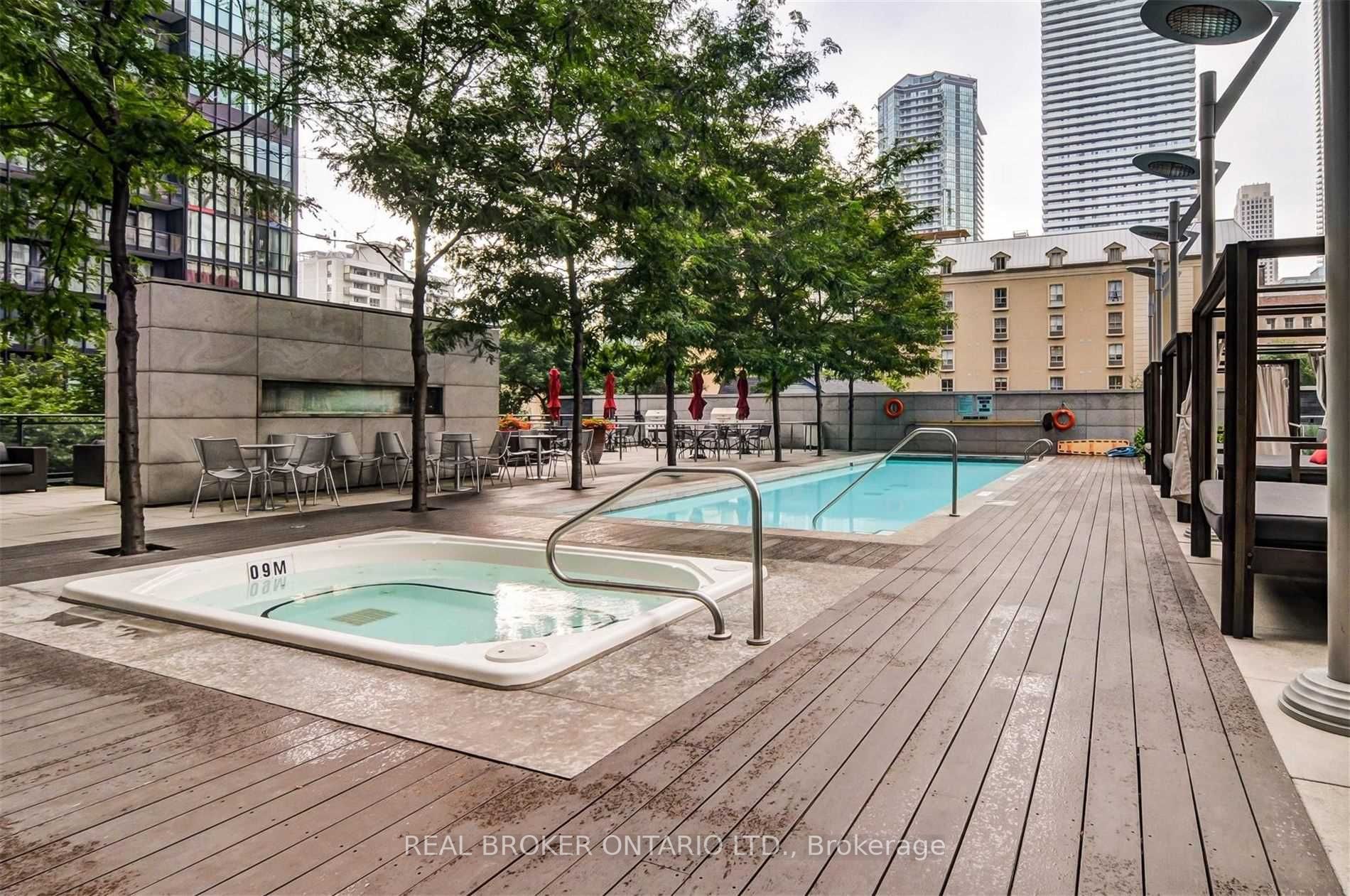 110 Charles St E, #3903