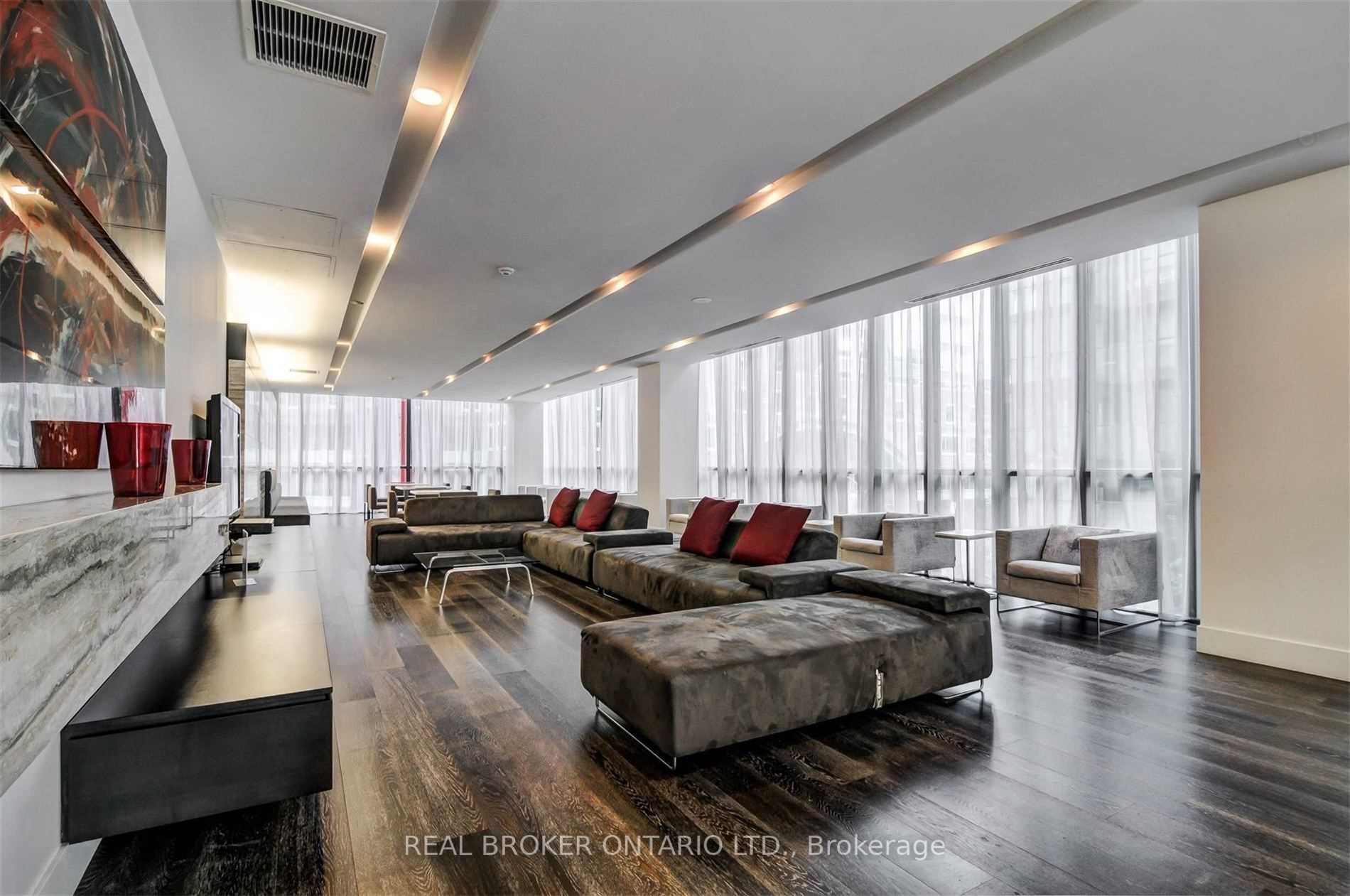 110 Charles St E, #3903
