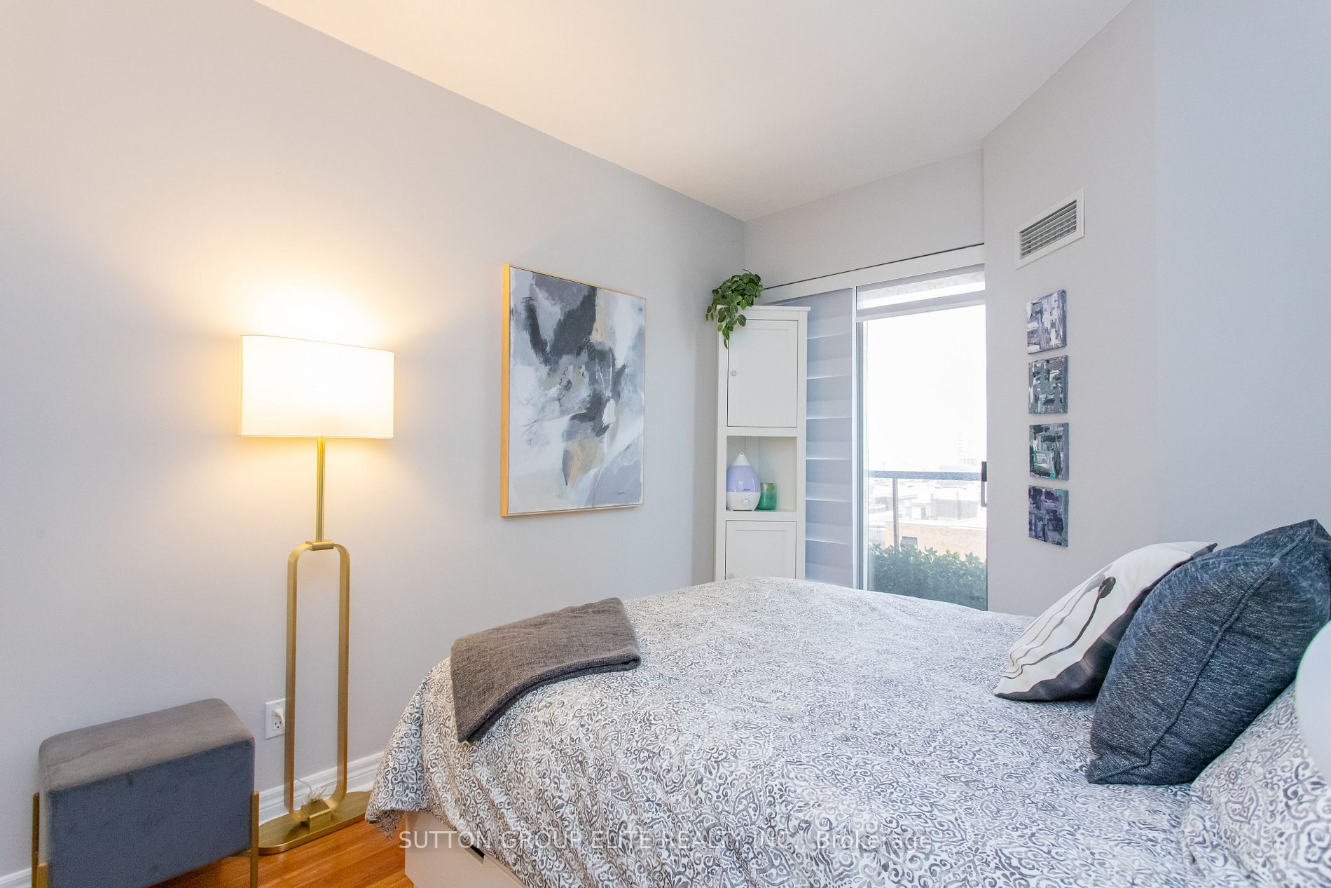 55 Bloor St E, #1907