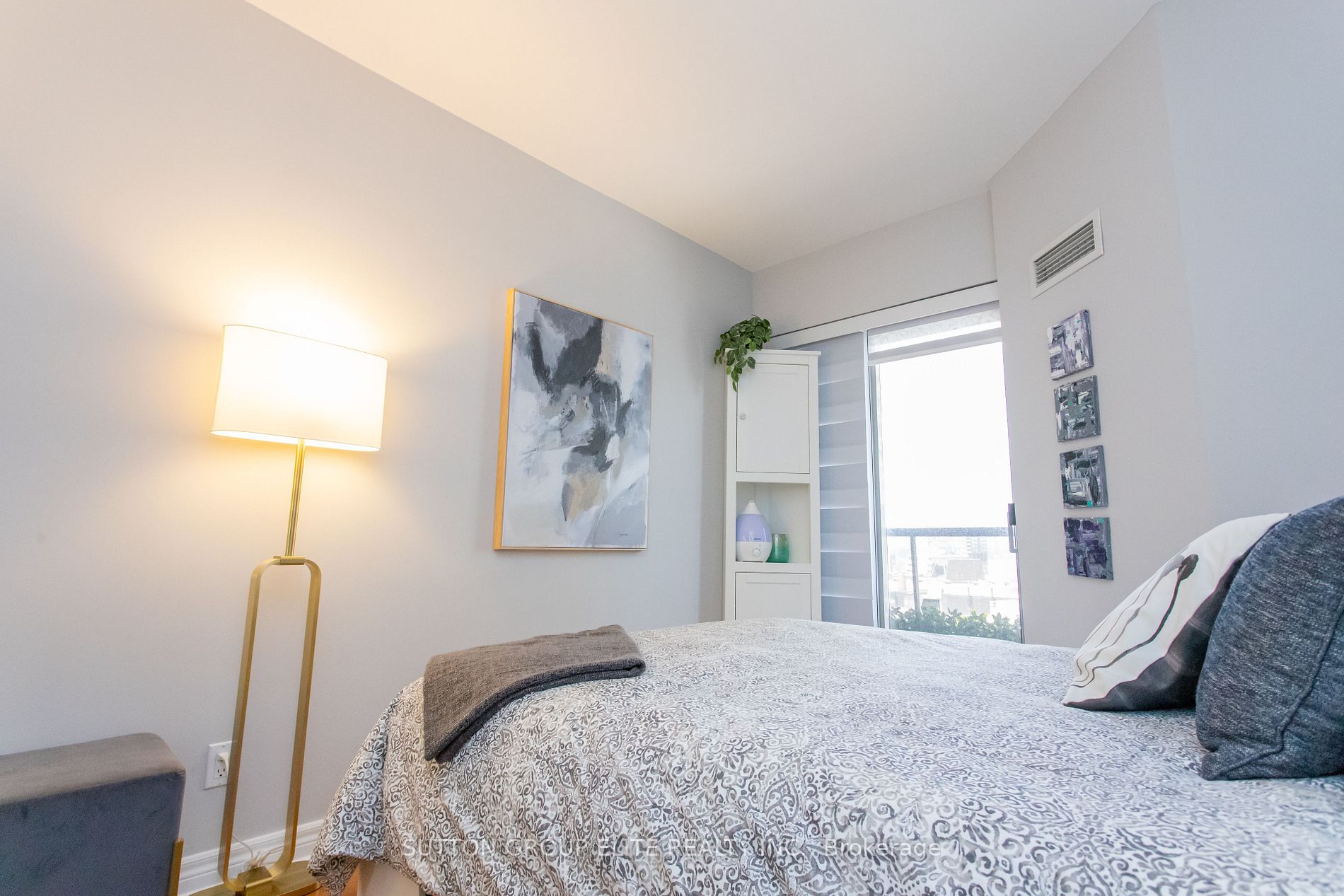 55 Bloor St E, #1907