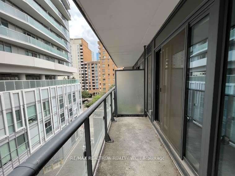 159 Dundas St E, #602