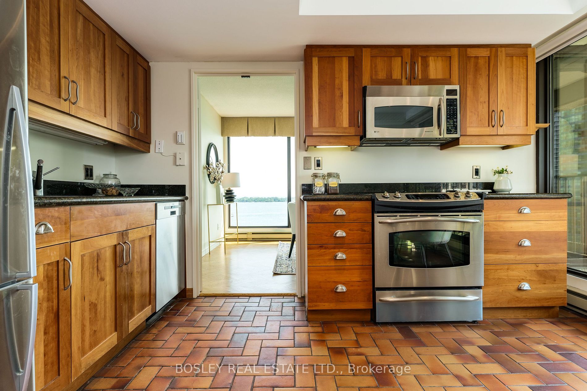 65 Harbour Sq, #1401