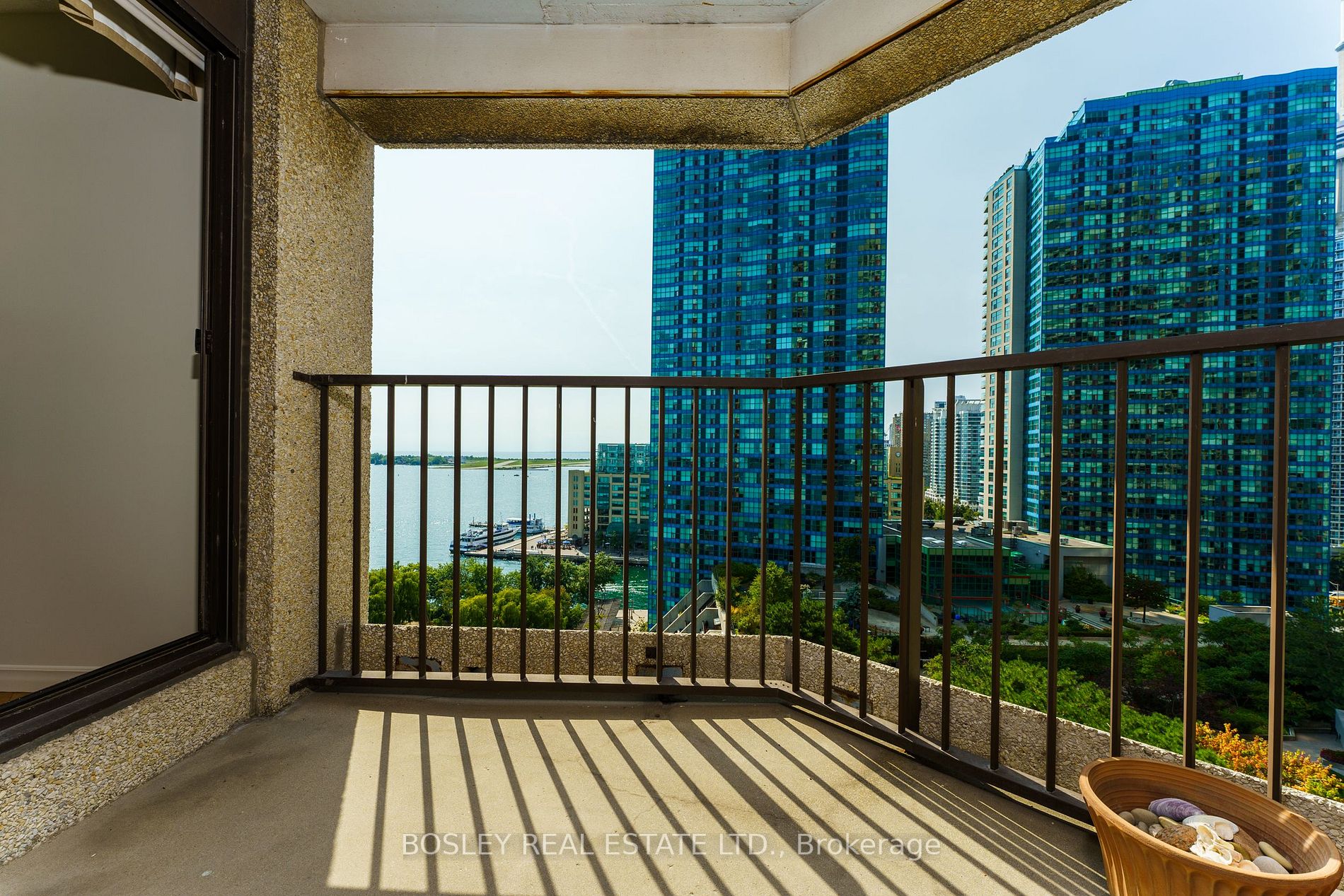 65 Harbour Sq, #1401