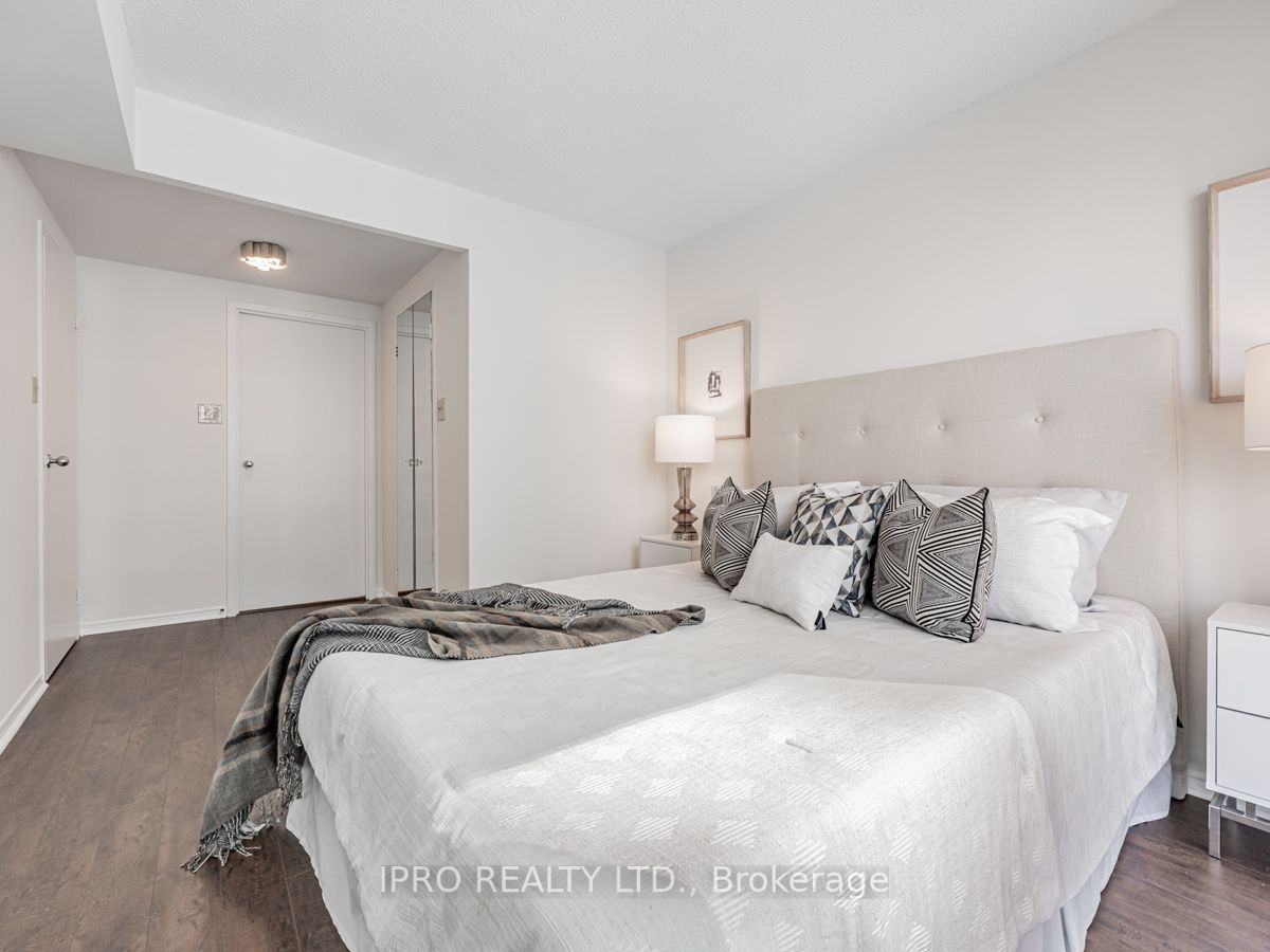 10 Yonge St, #1404