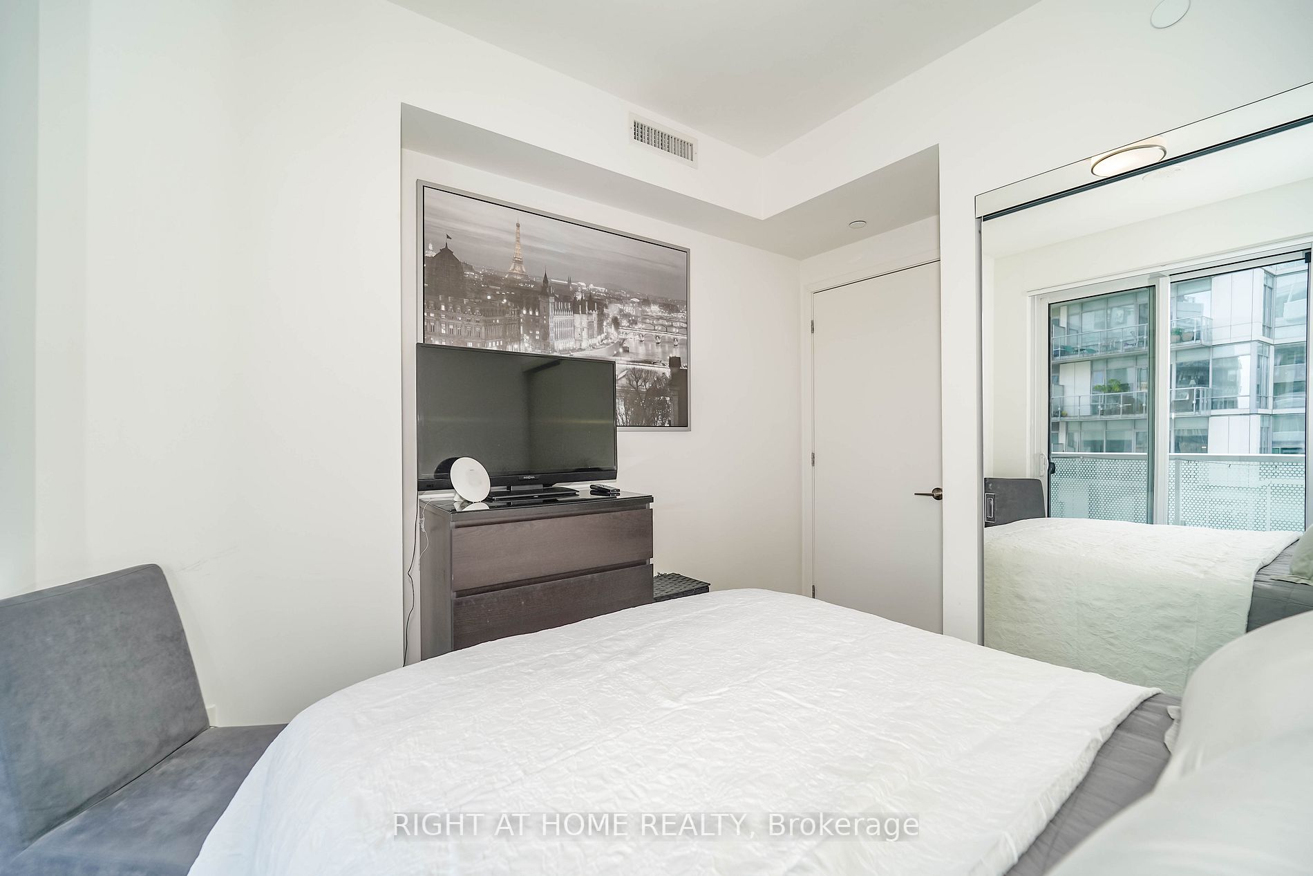 15 Queens Quay E, #707