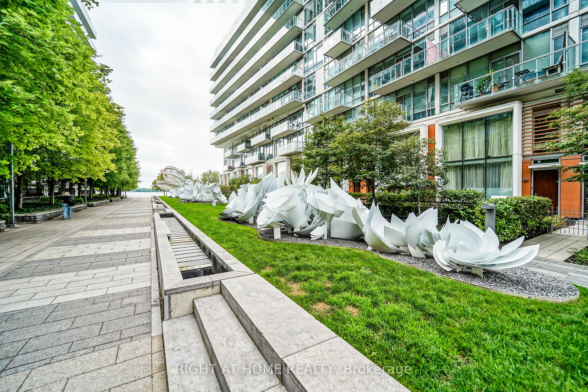 15 Queens Quay E, #707