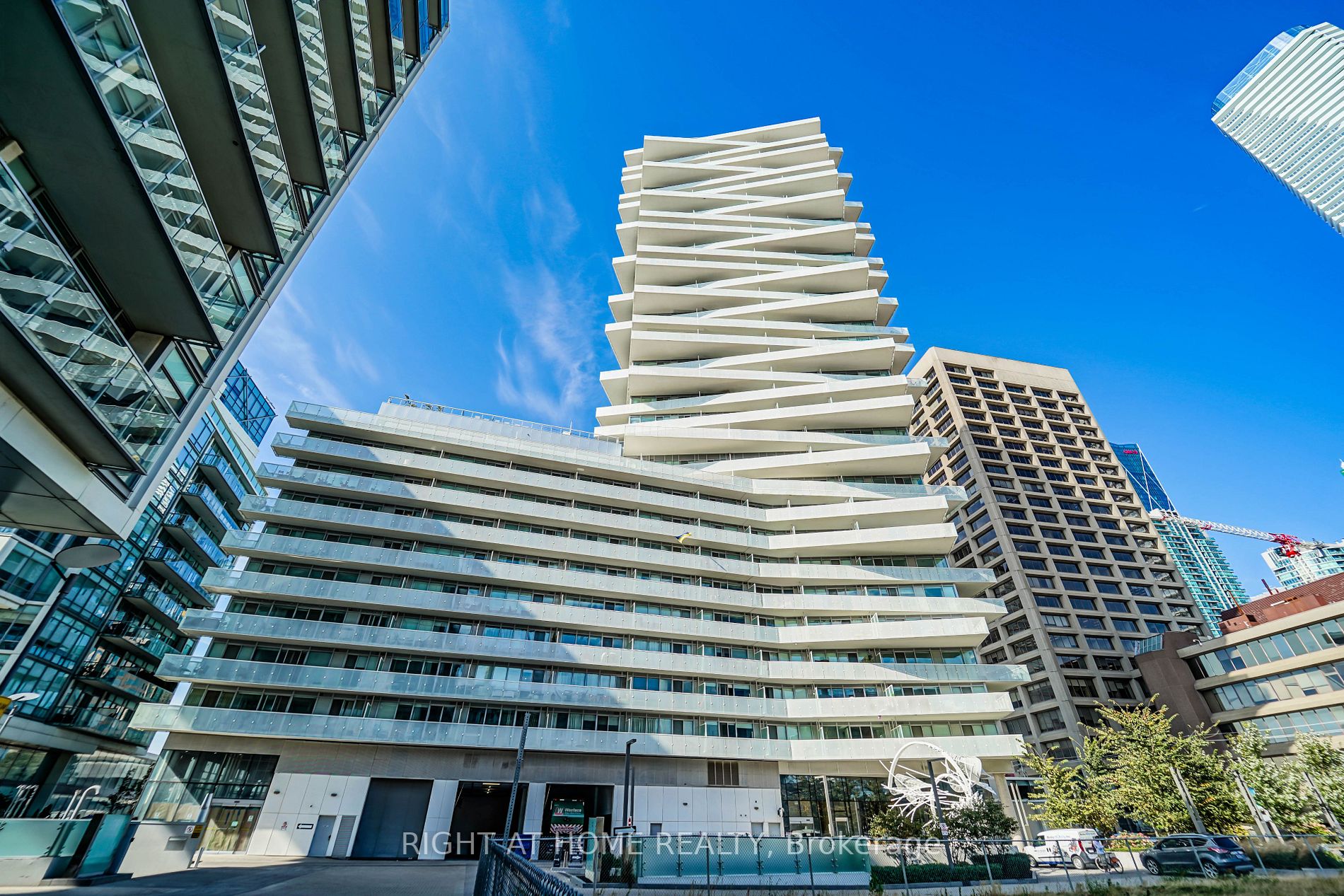15 Queens Quay E, #707