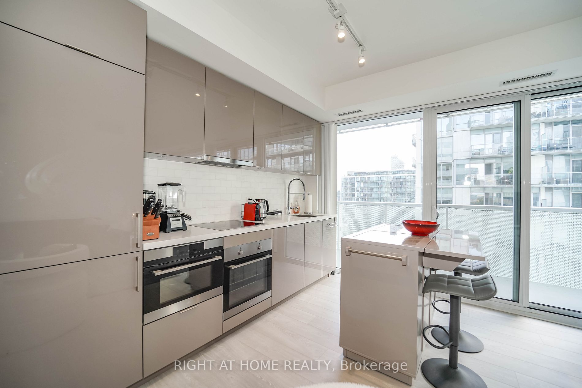 15 Queens Quay E, #707