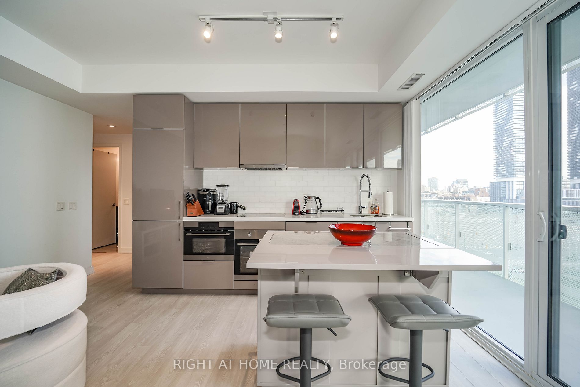 15 Queens Quay E, #707