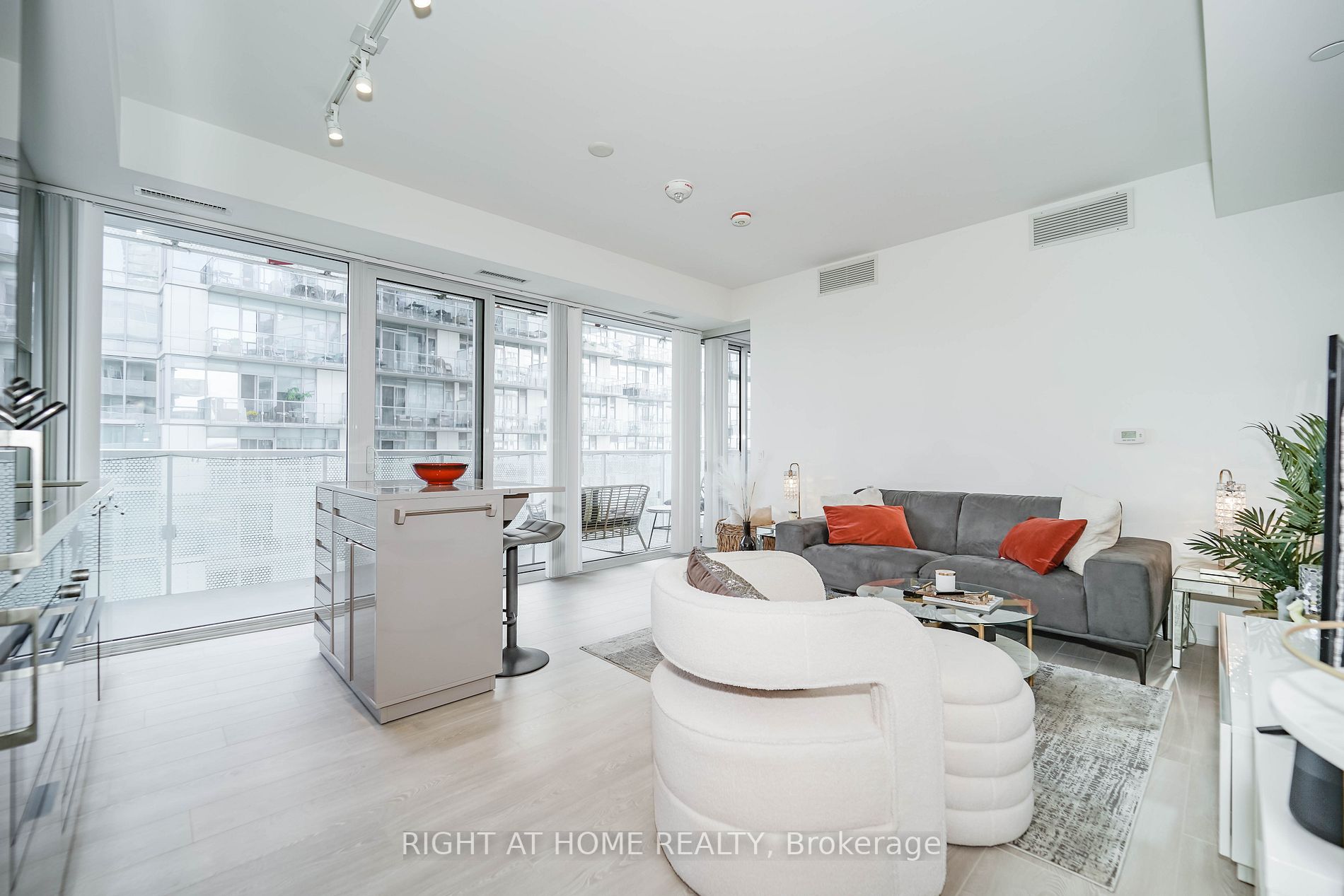 15 Queens Quay E, #707