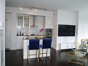 12 York St, #302