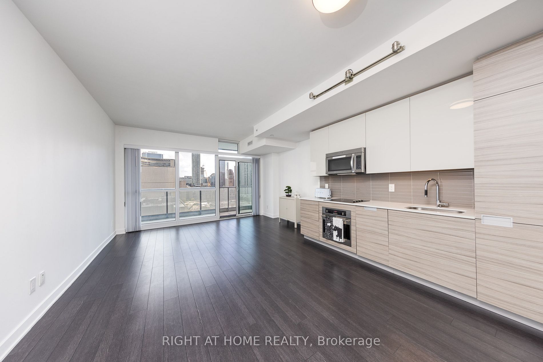 210 Simcoe St, #1711