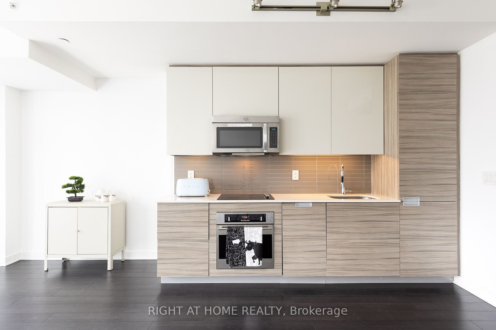 210 Simcoe St, #1711