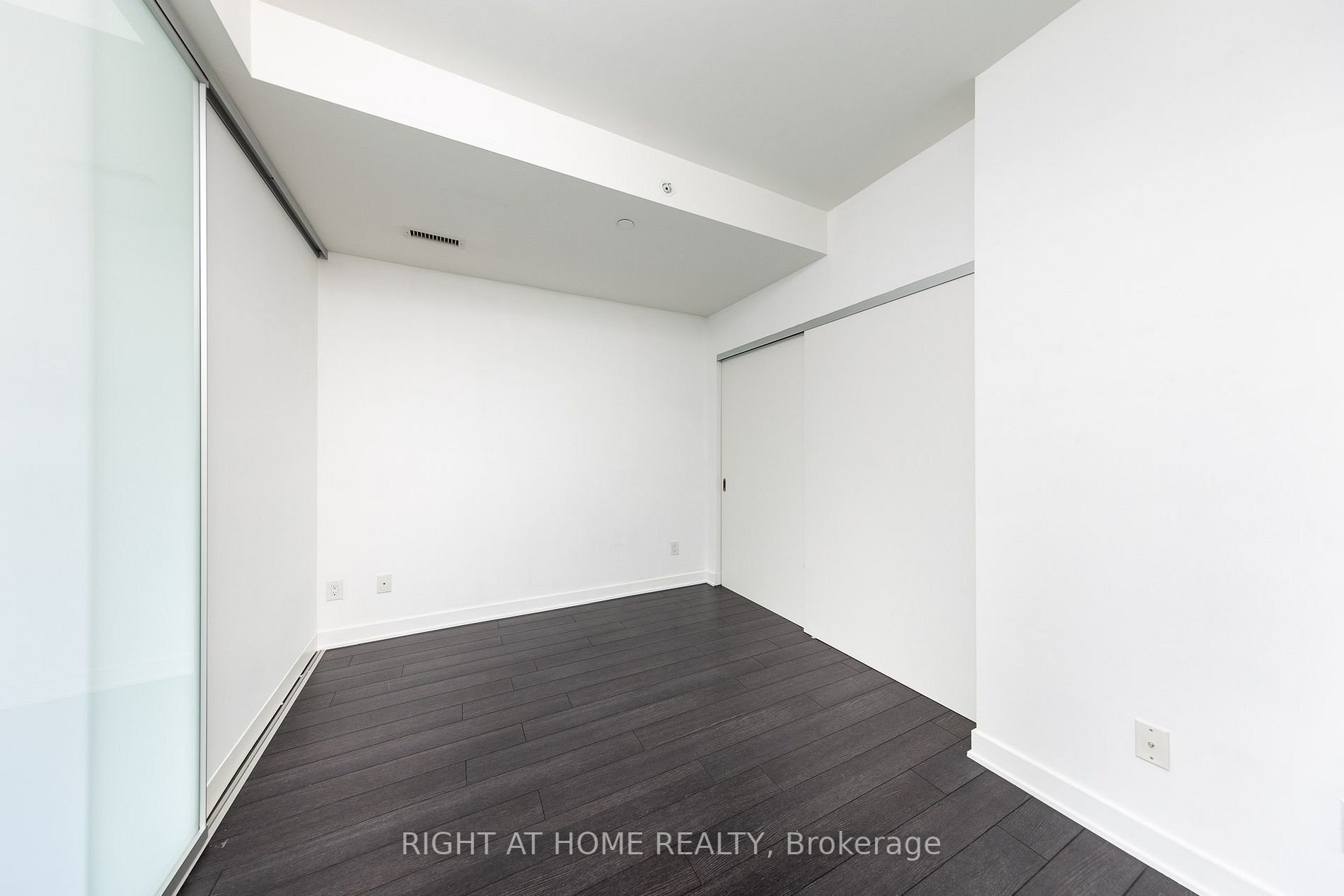 210 Simcoe St, #1711