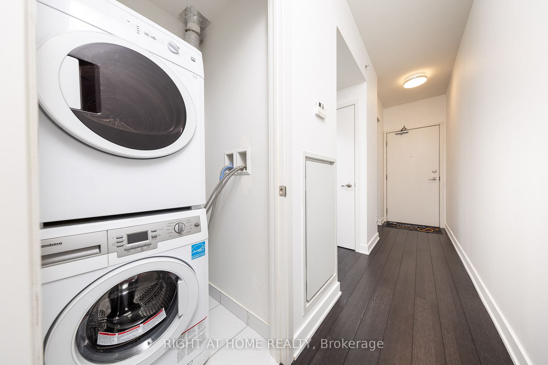 210 Simcoe St, #1711