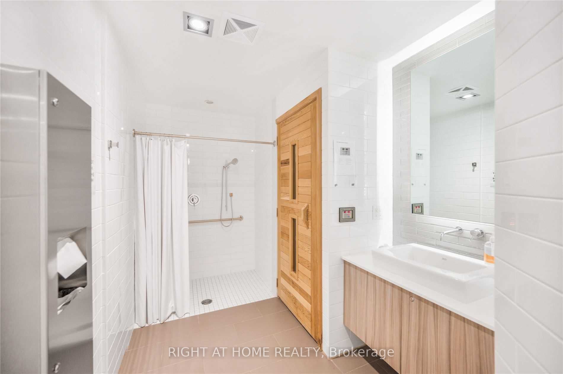 210 Simcoe St, #1711
