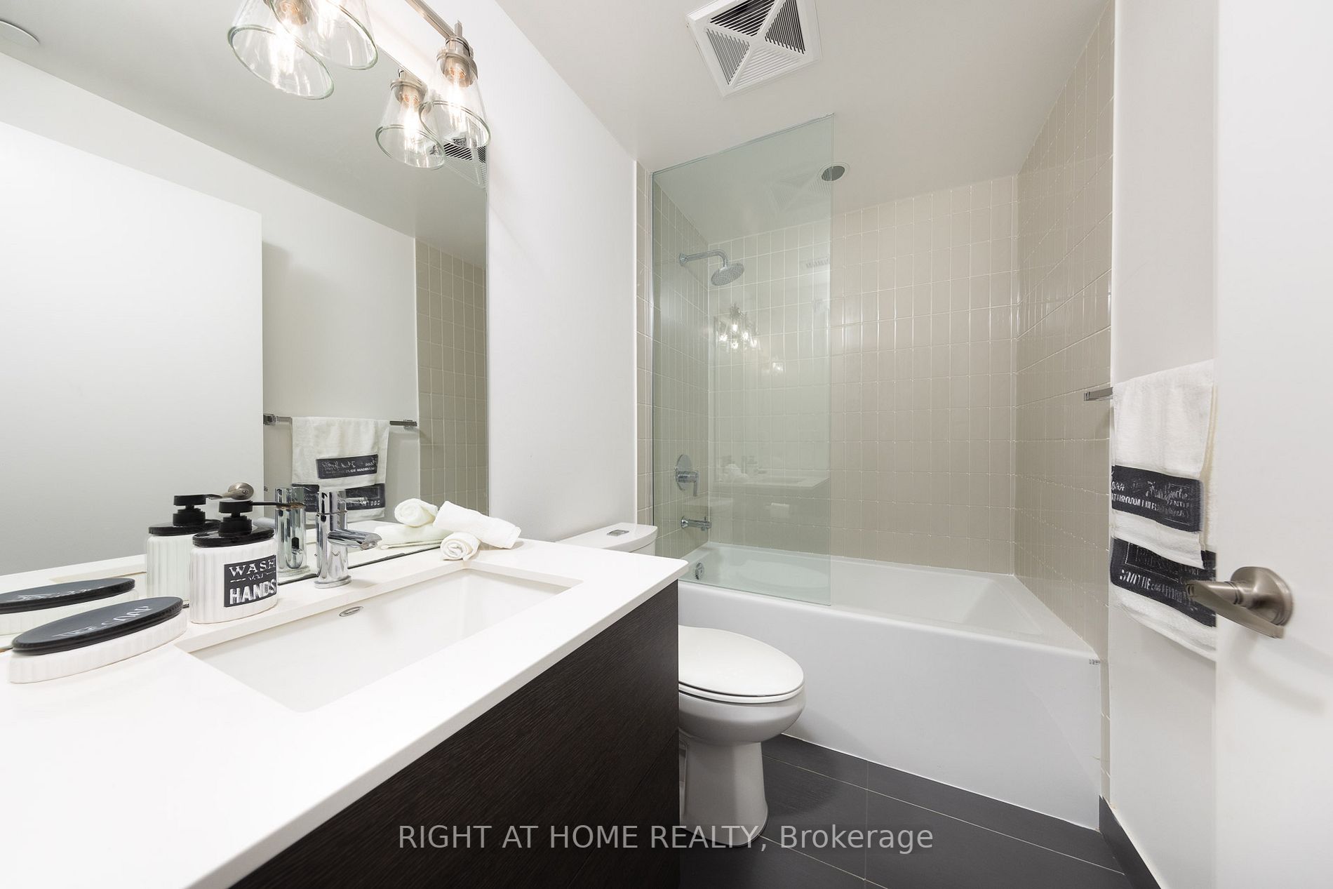 210 Simcoe St, #1711