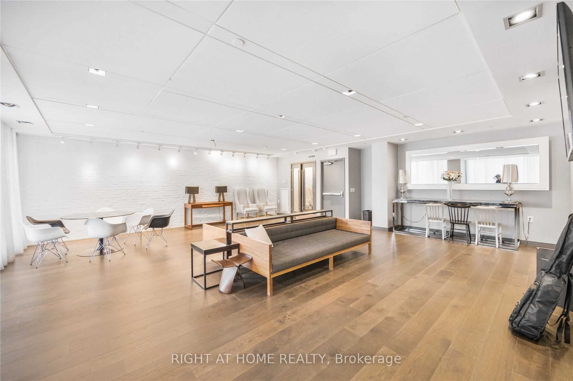 210 Simcoe St, #1711