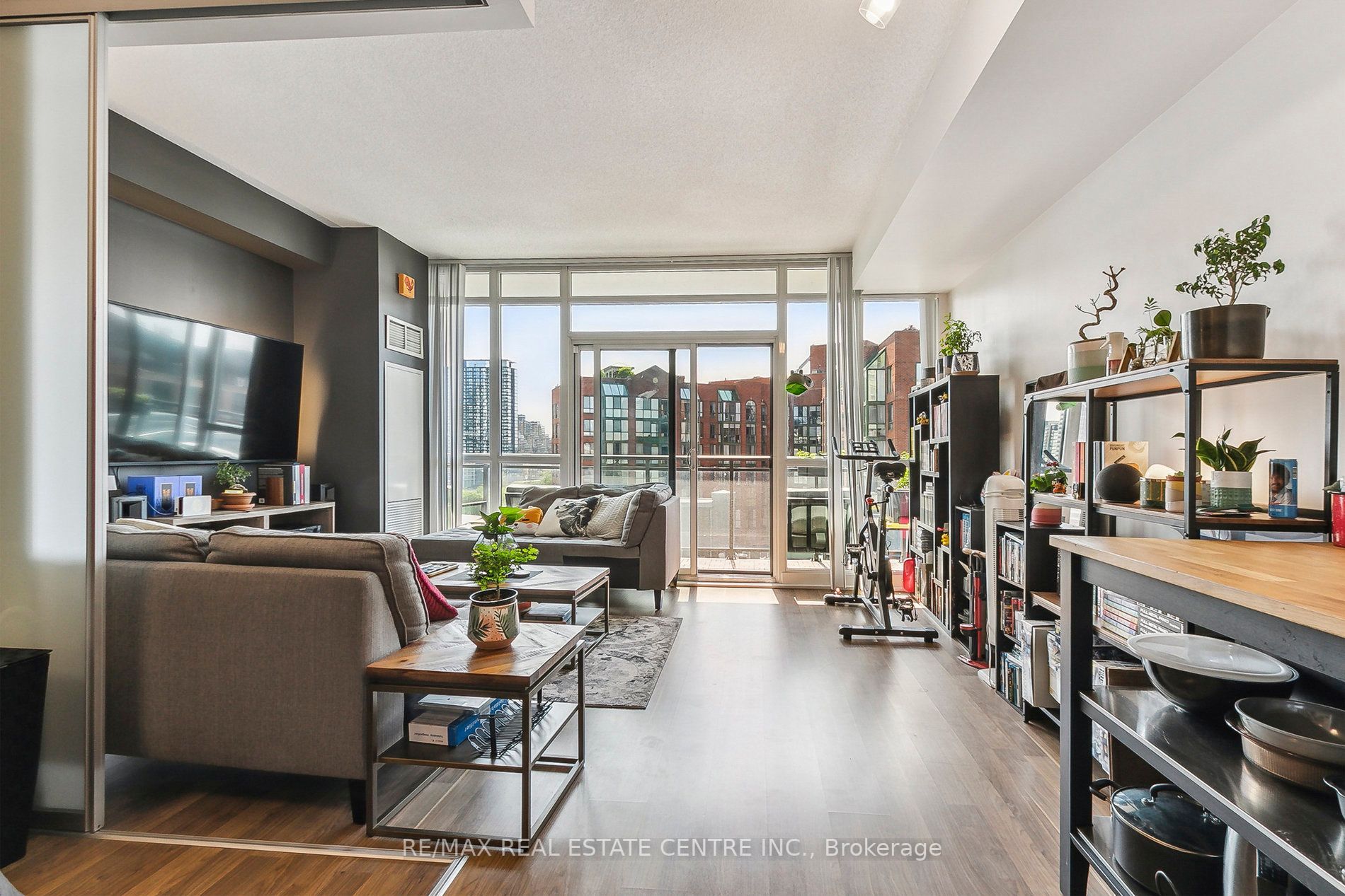 775 King St W, #906
